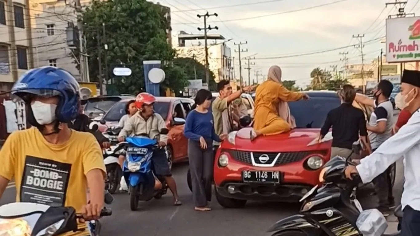 Viral! Pergoki Suaminya Selingkuh, Perempuan di Lubuk Linggau Naik ke Kap Mobil di Tengah jalan